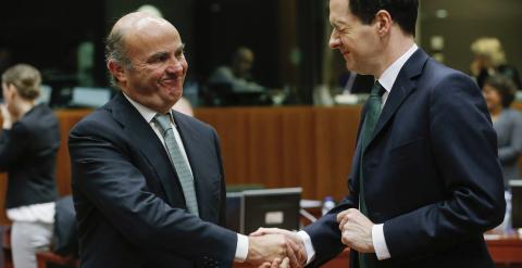 El ministro de Economía español, Luis de Guindos, saluda a su homólogo británico, George Osborne, antes del comiezo de la reunión del Ecofin. EFE/Julien Warnand