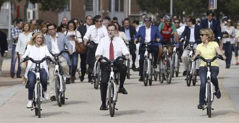 Mariano Rajoy, en el centro, flanqueado por Cifuentes y Aguirre durante su paseo por Madrid Río. / JAVIER LIZÓN (EFE)