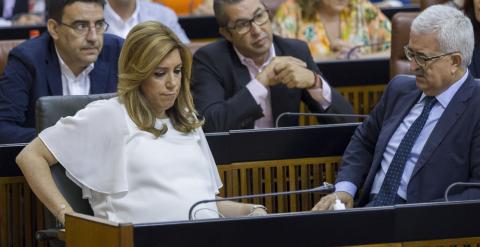 La presidenta de la Junta de Andalucía en funciones, Susana Díaz, junto a los diputados de su grupo, durante la tercera votación para su investidura como presidenta celebrada en el Parlamento andaluz. EFE/Julio Muñoz