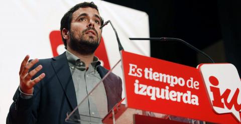 El candidato de IU a la Presidencia del Gobierno, Alberto Garzón, durante su intervención en un mitin en el Centro Integrado de Pumarín (Gijón). EFE/Alberto Morante