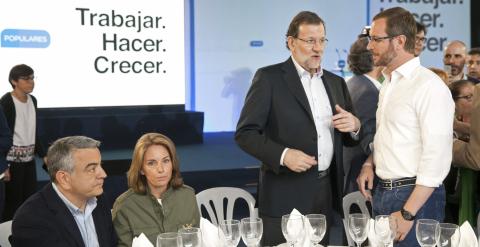 El presidente del Gobierno, Mariano Rajoy, conversa con el alcalde de Vitoria y candidato a la reelección, Javier Martoto, junto al diputado general de Álava y candidato a la reelección, Javier de Andrés, y la presidenta del PP del País Vasco, Arantza Qui