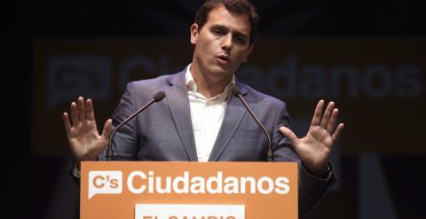 El presidente de Ciudadanos, Albert Rivera, durante su intervención en el acto central de campaña celebrado en el Teatro Compac de Madrid. EFE/Víctor Lerena