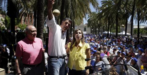 La presidenta del PPC, Alicia Sánchez-Camacho, junto al ministro de Interior, Jorge Fernández Díaz (i), y el alcalde y candidato en Badalona, Xavier García Albiol. EFE/Alberto Estévez