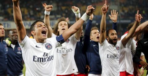 Los jugadores del Paris St Germain celebran en el cesped su triunfo en la liga francesa, tras su último partido de la temporada contra el Montpellier. REUTERS/Jean-Paul Pelissier