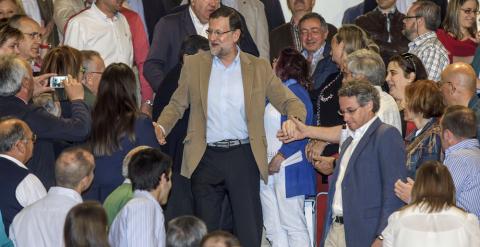 El presidente del gobierno, Mariano Rajoy, a su llegada al acto de campaña electoral en Burgos. EFE/Santi Otero