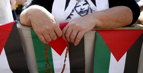 Fieles con banderas palestinas en la Plaza de San Pedro. REUTERS/Tony Gentile