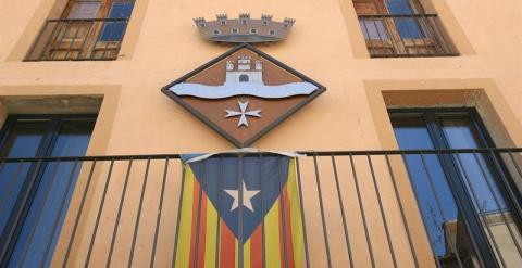 Una bandera 'estelada' colgada en el Ayuntamiento de Miravet a pesar de la prohibición de la junta electoral./ EFE