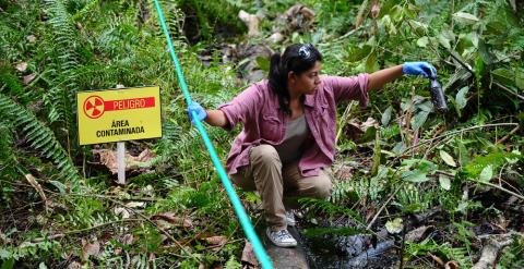 Una mujer en la zona contaminada de la provincia de Sucumbíos en Ecuador, donde operaba Chevron, en una fotografía de 2013. AFP