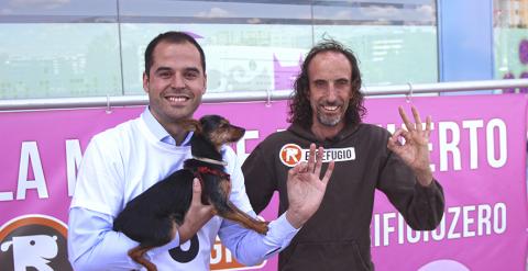 Ignacio Aguado, candidato de Ciudadanos a la presidencia de la Comunidad de Madrid, con Nacho Paunero compromentiendose con el Sacrificio Cero./ EL REFUGIO