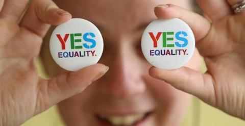 Angela McGlanaghey exhibe botones en apoyo a los matrimonios de parejas del mismo sexo./ EFE