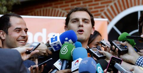 El presidente de Ciudadanos, Albert Rivera, atiende a los medios de comunicación durante el acto de cierre de campaña, que la organización celebra con una cena en un hotel madrileño. EFE/Alberto Martín.