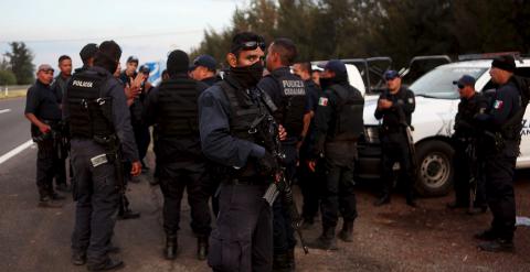 Miembros de la Policía Federal mexicana en las inmediaciones del rancho supuestamente ocupado por el grupo de sicarios.- REUTERS