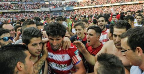 Los jugadores del Granada celebran la permanencia entre sus aficionados. EFE/MIGUEL ÁNGEL MOLINA