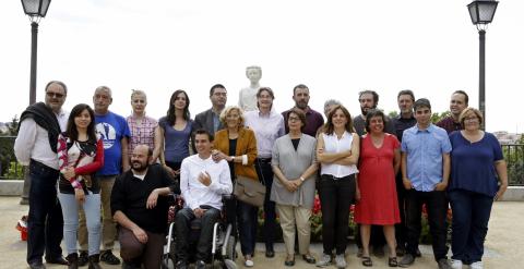 La candidata a la Alcaldía de la capital por Ahora Madrid, Manuela Carmena, posa junto a las 20 primeras personas de su lista, en el Mirador de la Cornisa, en Madrid. EFE/Juan Carlos Hidalgo