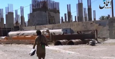 Captura de un video que supuestamente muestra a un combatiente del Estado Islámico en la ciudad de Ramadi. - EFE