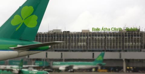 Aviones de Air Lingus, en el aeropuerto de Dublín. REUTERS