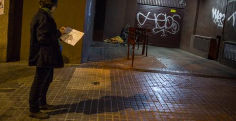 Imagen de uno de los voluntarios de la Fundación Arrels haciendo el recuento de personas sin hogar en la ciudad de Barcelona. /ARRELS