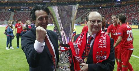 El técnico y el presidente del Sevilla, Unai Emery (i) y Jose Castro, con el trofeo de la Europa League. /EFE