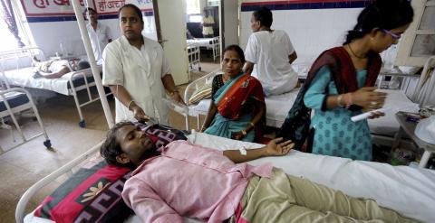 Varias personas son atendidas tras sufrir deshidratación como consecuencia de la ola de calor que afecta el sureste de la India, en el hospital Jai Prakash Narayan en Bhopal, India. EFE/SANJEEV GUPTA