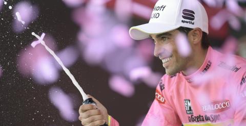 Contador descorcha champán tras la decimoctava etapa del Giro. /REUTERS
