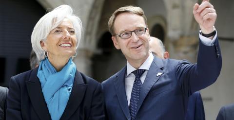 La directora gerente del FMI, Christine Lagarde, con el presidente del Bundesbank, Jens Weidmann, antes de posar para la foto de familia de la reunión de ministros de Finanzas y gobernadores de bancos centrales del G-7. REUTERS/Fabrizio Bensch