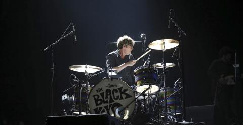El batería de la banda estadounidense 'The Black Keys', Patrick Carney, durante el concierto de la primera jornada del Festival Primavera Sound celebrado esta noche en Barcelona. EFE/Alejandro García