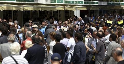 La 74 edición de Feria del Libro ha comenzado hoy en el Parque del Retiro con muchos lectores que esperan esta cita anual para acudir a buscar el libro deseado. EFE/Sergio Barrenechea