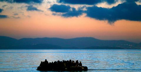 Un bote abarrotado de inmigrantes afganos y de otras nacionalidades es remolcado por un guardacostas griego cerca de la isla de Kos.- YANNIS BEHRAKIS (REUTERS)