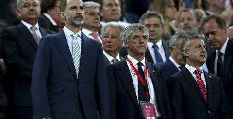 El rey Felipe junto al presidente de la Federación Española de Fútbol, Ángel María Villar (c). /EFE