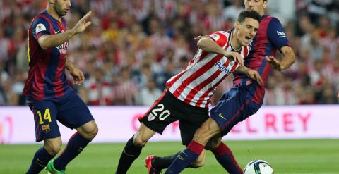 Busquets frena a Aduriz. /REUTERS