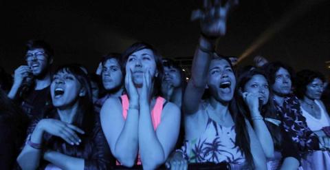 Asistentes al concierto del grupo The Strokes en la última noche del festival de música Primavera Sound en Barcelona, que hoy se despide tras alcanzar la cifra de 175.000 visitas. EFE/Marta Pérez