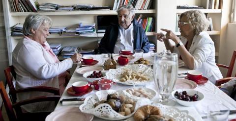 La aspirante a la Alcaldía de la capital de Ahora Madrid, Manuela Carmena, con el expresidente de Uruguay José Mujica y su esposa, en su domicilio. EFE