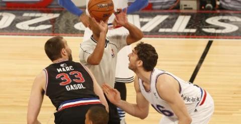 Momento en el que los hermanos Gasol saltan en el arranque del All Star.