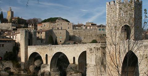 El casco histórico medieval de la localidad de Besalú, en Girona.