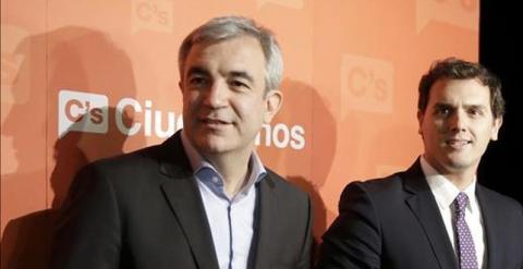 El encargado del programa económico de Ciudadanos, Luis Garicano, con el líder del partido, Albert Rivera, en una imagen de archivo. EFE