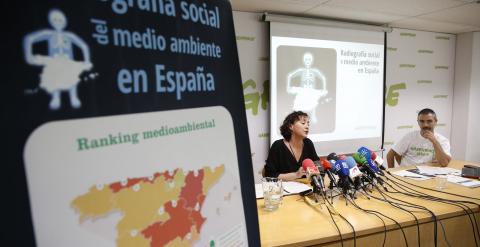 María José Caballero y Julio Barea, directora y responsable de las camapañas Greenpeace respectivamente durante la rueda de prensa de este martes en la que presentaban el informe 'Radiografía social del medio ambiente en España'./ EFE