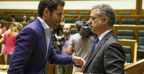 El lehendakari, Iñigo Urkullu, conversa con el parlamentario del PP Borja Sémper, al comienzo del pleno del Parlamento Vasco. EFE/David Aguilar