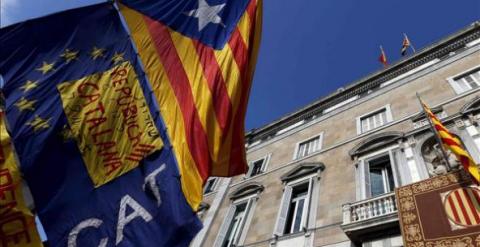 Una 'estelada' colgada cerca de un edificio público / EFE