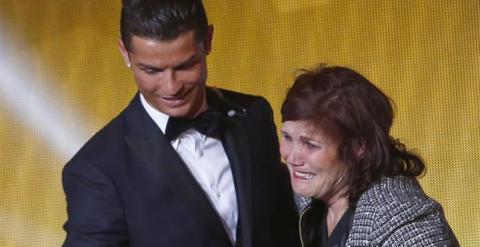 Cristiano junto a su madre en la gala del Balón de Oro. /REUTERS