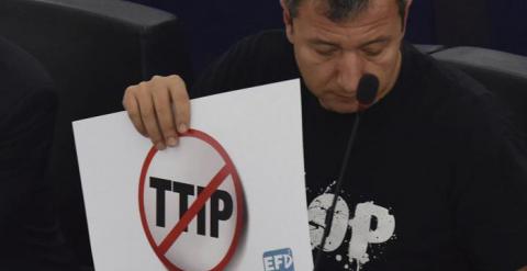 El europarlamentario Dario Tamburrano protesta contra el TTIP. / EFE