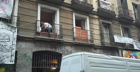 El propietario y titular del edificio ubicado en la calle del Pez, donde se ubicaba el centro social Patio Maravillas, está tapiando puertas y ventanas./ Twitter Patio Maravillas