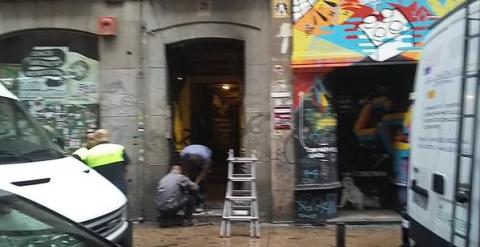 El propietario y titular del edificio ubicado en la calle del Pez, donde se ubicaba el centro social Patio Maravillas, está tapiando puertas y ventanas./ Twitter Patio Maravillas