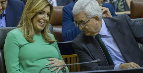 La presidenta de la Junta de Andalucía en funciones, Susana Díaz, sonríe con la mano sobre su barriga junto al vicepresidente Manuel Jiménez Barrios. EFE/Julio Muñoz