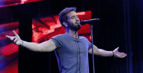 El cantante Pablo Alborán, durante el concierto ofrecido esta noche en la Plaza de Toros de Las Ventas, en Madrid./ EFE/ Alberto Martín