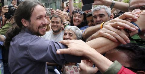 El secretario general de Podemos, Pablo Iglesias, saluda tras asistir hoy en el Ayuntamiento de Madrid a la investidura de la cabeza de lista de Ahora Madrid al Ayuntamiento de la capital, Manuela Carmena, como alcaldesa de Madrid. EFE/CHEMA MOYA