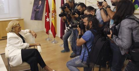 La nueva alcaldesa de Madrid, Manuela Carmena (i), posa para los fotógafos tras la rueda prensa ofrecida después de la primera Junta de Gobierno del Ayuntamiento de Madrid. EFE/Alberto Martín