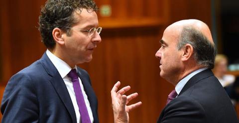 Luis de Guindos y Jeroen Dijsselbloem, en Bruselas. / REUTERS