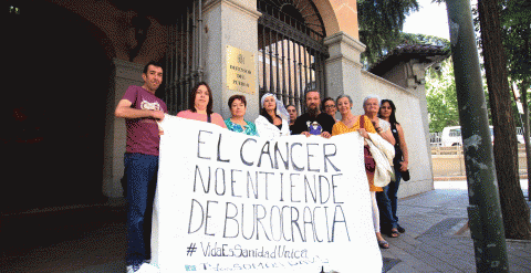 Foto de la reunión en la sede del Defensor del Pueblo a la que han asistido, por parte de la Institución, Soledad Becerril, la Adjunta Segunda, Concepció Ferrer, y el técnico jefe del Área de Sanidad y Política Social, Bartolomé José Martínez / PUBLICO