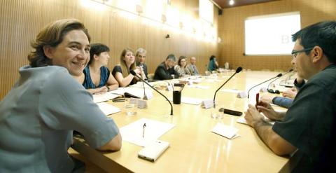 La nueva alcaldesa de Barcelona, Ada Colau (i), ha presidido hoy la primera reunión de la comisión del gobierno municipal. EFE/Andreu Dalmau