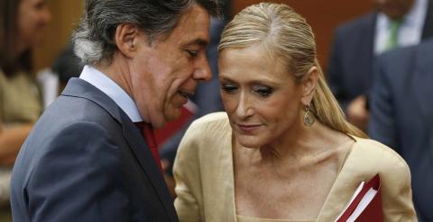 Cristina Cifuentes habla con el presidente de la Comunidad de Madrid en funciones, Ignacio González, tras presentar su programa de gobierno en la primera jornada del pleno de investidura. EFE/Paco Campos